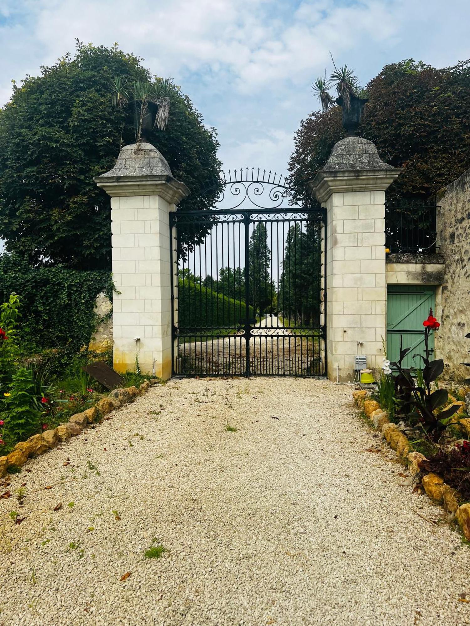 Chateau De La Thibaudiere Bois Savary - Chambre Familiale Du Roi Allonnes  Exterior foto
